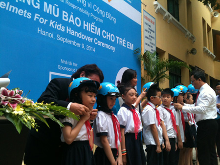 Trao tặng 1 925 mũ bảo hiểm cho học sinh trường Tiểu học Trưng Vương Hà Nội